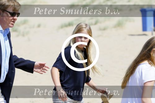 Wassenaar 10 juli 2015
Fotouurtje met Koningin Maxima Koning Willem Alexander en de prinsesjes Amalia Alexia en Ariane op het strand van Wassenaar.