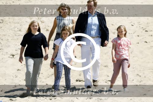Wassenaar 10 juli 2015
Fotouurtje met Koningin Maxima Koning Willem Alexander en de prinsesjes Amalia Alexia en Ariane op het strand van Wassenaar.