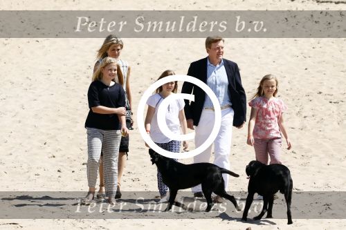 Wassenaar 10 juli 2015
Fotouurtje met Koningin Maxima Koning Willem Alexander en de prinsesjes Amalia Alexia en Ariane op het strand van Wassenaar.