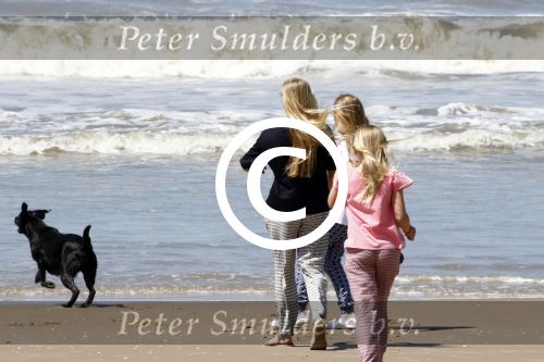 Wassenaar 10 juli 2015
Fotouurtje met Koningin Maxima Koning Willem Alexander en de prinsesjes Amalia Alexia en Ariane op het strand van Wassenaar.
