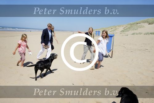 Wassenaar 10 juli 2015
Fotouurtje met Koningin Maxima Koning Willem Alexander en de prinsesjes Amalia Alexia en Ariane op het strand van Wassenaar.