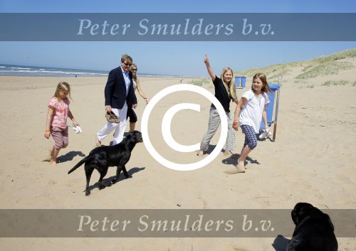 Wassenaar 10 juli 2015
Fotouurtje met Koningin Maxima Koning Willem Alexander en de prinsesjes Amalia Alexia en Ariane op het strand van Wassenaar.