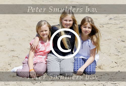 Wassenaar 10 juli 2015
Fotouurtje met Koningin Maxima Koning Willem Alexander en de prinsesjes Amalia Alexia en Ariane op het strand van Wassenaar.