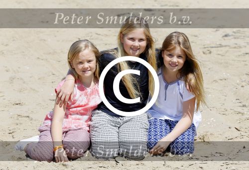 Wassenaar 10 juli 2015
Fotouurtje met Koningin Maxima Koning Willem Alexander en de prinsesjes Amalia Alexia en Ariane op het strand van Wassenaar.