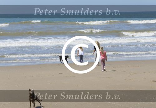 Wassenaar 10 juli 2015
Fotouurtje met Koningin Maxima Koning Willem Alexander en de prinsesjes Amalia Alexia en Ariane op het strand van Wassenaar.
