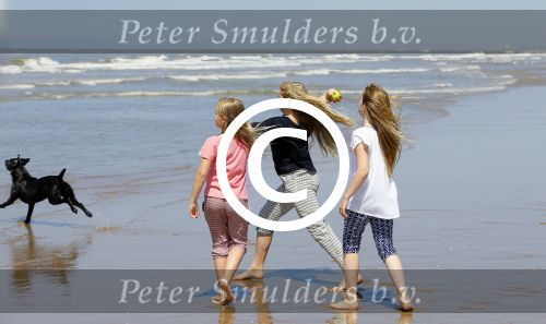 Wassenaar 10 juli 2015
Fotouurtje met Koningin Maxima Koning Willem Alexander en de prinsesjes Amalia Alexia en Ariane op het strand van Wassenaar.