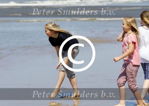 Wassenaar 10 juli 2015
Fotouurtje met Koningin Maxima Koning Willem Alexander en de prinsesjes Amalia Alexia en Ariane op het strand van Wassenaar.