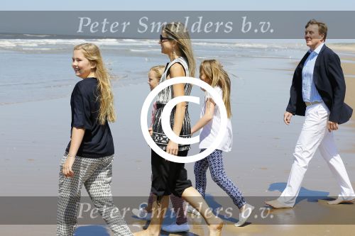 Wassenaar 10 juli 2015
Fotouurtje met Koningin Maxima Koning Willem Alexander en de prinsesjes Amalia Alexia en Ariane op het strand van Wassenaar.