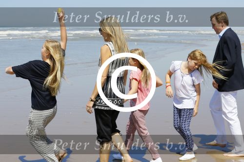 Wassenaar 10 juli 2015
Fotouurtje met Koningin Maxima Koning Willem Alexander en de prinsesjes Amalia Alexia en Ariane op het strand van Wassenaar.
