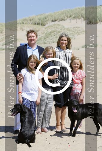 Wassenaar 10 juli 2015
Fotouurtje met Koningin Maxima Koning Willem Alexander en de prinsesjes Amalia Alexia en Ariane op het strand van Wassenaar.