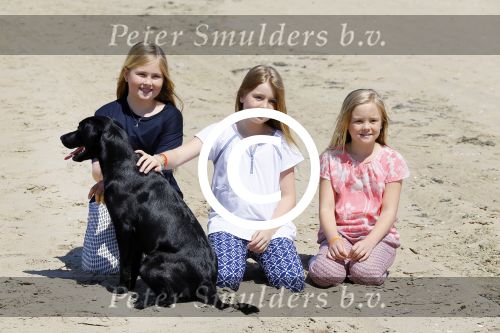Wassenaar 10 juli 2015
Fotouurtje met Koningin Maxima Koning Willem Alexander en de prinsesjes Amalia Alexia en Ariane op het strand van Wassenaar.