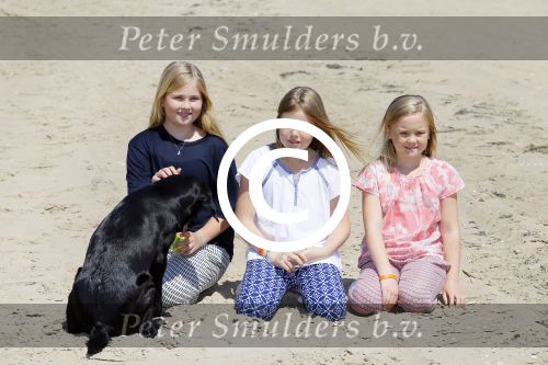 Wassenaar 10 juli 2015
Fotouurtje met Koningin Maxima Koning Willem Alexander en de prinsesjes Amalia Alexia en Ariane op het strand van Wassenaar.