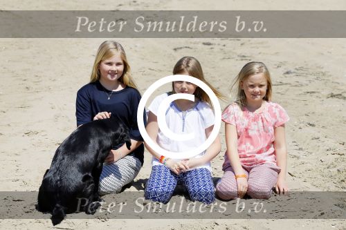 Wassenaar 10 juli 2015
Fotouurtje met Koningin Maxima Koning Willem Alexander en de prinsesjes Amalia Alexia en Ariane op het strand van Wassenaar.