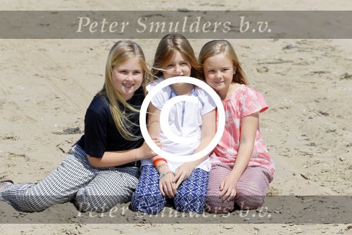 Wassenaar 10 juli 2015
Fotouurtje met Koningin Maxima Koning Willem Alexander en de prinsesjes Amalia Alexia en Ariane op het strand van Wassenaar.