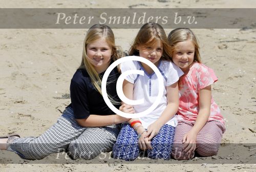 Wassenaar 10 juli 2015
Fotouurtje met Koningin Maxima Koning Willem Alexander en de prinsesjes Amalia Alexia en Ariane op het strand van Wassenaar.