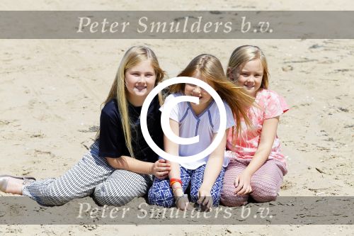 Wassenaar 10 juli 2015
Fotouurtje met Koningin Maxima Koning Willem Alexander en de prinsesjes Amalia Alexia en Ariane op het strand van Wassenaar.