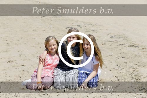 Wassenaar 10 juli 2015
Fotouurtje met Koningin Maxima Koning Willem Alexander en de prinsesjes Amalia Alexia en Ariane op het strand van Wassenaar.