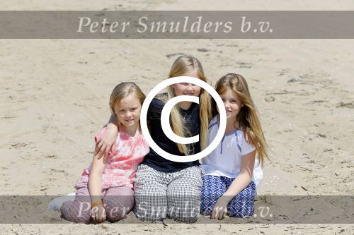Wassenaar 10 juli 2015
Fotouurtje met Koningin Maxima Koning Willem Alexander en de prinsesjes Amalia Alexia en Ariane op het strand van Wassenaar.