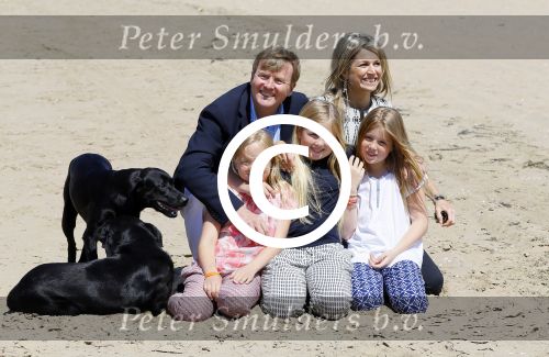Wassenaar 10 juli 2015
Fotouurtje met Koningin Maxima Koning Willem Alexander en de prinsesjes Amalia Alexia en Ariane op het strand van Wassenaar.
