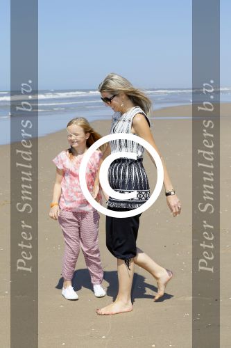 Wassenaar 10 juli 2015
Fotouurtje met Koningin Maxima Koning Willem Alexander en de prinsesjes Amalia Alexia en Ariane op het strand van Wassenaar.