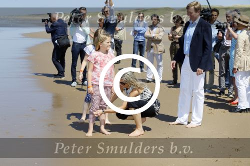 Wassenaar 10 juli 2015
Fotouurtje met Koningin Maxima Koning Willem Alexander en de prinsesjes Amalia Alexia en Ariane op het strand van Wassenaar.