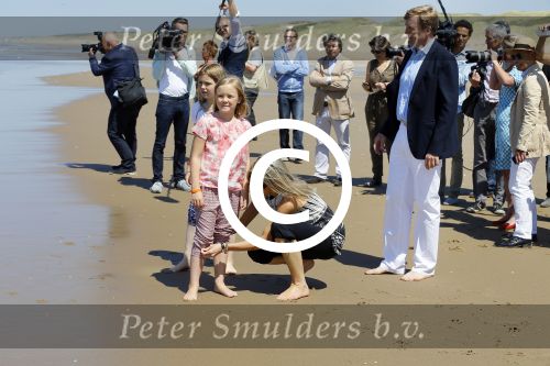 Wassenaar 10 juli 2015
Fotouurtje met Koningin Maxima Koning Willem Alexander en de prinsesjes Amalia Alexia en Ariane op het strand van Wassenaar.