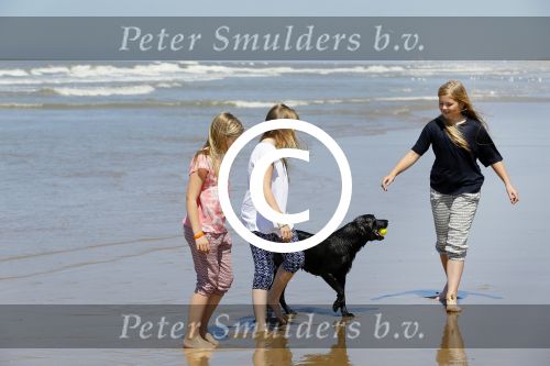 Wassenaar 10 juli 2015
Fotouurtje met Koningin Maxima Koning Willem Alexander en de prinsesjes Amalia Alexia en Ariane op het strand van Wassenaar.
