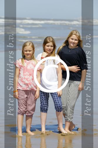 Wassenaar 10 juli 2015
Fotouurtje met Koningin Maxima Koning Willem Alexander en de prinsesjes Amalia Alexia en Ariane op het strand van Wassenaar.