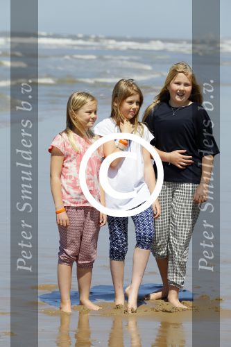 Wassenaar 10 juli 2015
Fotouurtje met Koningin Maxima Koning Willem Alexander en de prinsesjes Amalia Alexia en Ariane op het strand van Wassenaar.