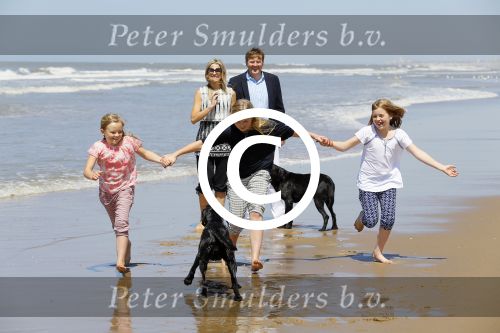 Wassenaar 10 juli 2015
Fotouurtje met Koningin Maxima Koning Willem Alexander en de prinsesjes Amalia Alexia en Ariane op het strand van Wassenaar.