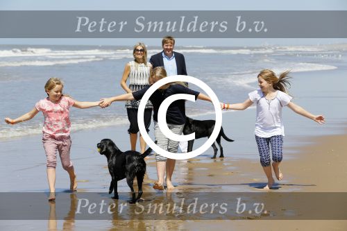 Wassenaar 10 juli 2015
Fotouurtje met Koningin Maxima Koning Willem Alexander en de prinsesjes Amalia Alexia en Ariane op het strand van Wassenaar.