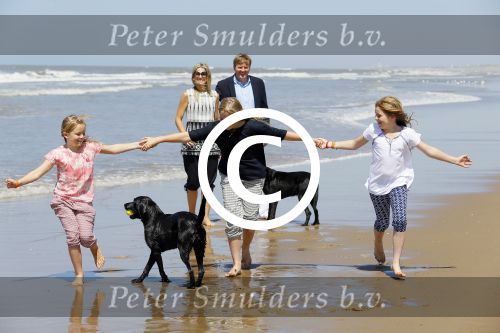 Wassenaar 10 juli 2015
Fotouurtje met Koningin Maxima Koning Willem Alexander en de prinsesjes Amalia Alexia en Ariane op het strand van Wassenaar.