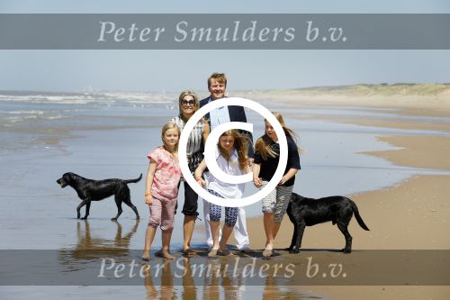 Wassenaar 10 juli 2015
Fotouurtje met Koningin Maxima Koning Willem Alexander en de prinsesjes Amalia Alexia en Ariane op het strand van Wassenaar.