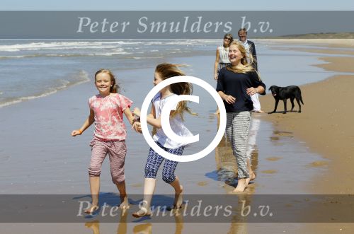 Wassenaar 10 juli 2015
Fotouurtje met Koningin Maxima Koning Willem Alexander en de prinsesjes Amalia Alexia en Ariane op het strand van Wassenaar.