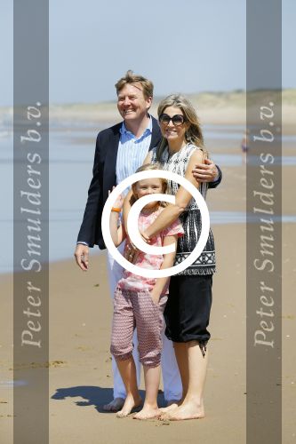 Wassenaar 10 juli 2015
Fotouurtje met Koningin Maxima Koning Willem Alexander en de prinsesjes Amalia Alexia en Ariane op het strand van Wassenaar.