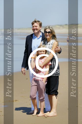 Wassenaar 10 juli 2015
Fotouurtje met Koningin Maxima Koning Willem Alexander en de prinsesjes Amalia Alexia en Ariane op het strand van Wassenaar.