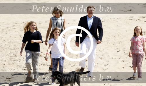 Wassenaar 10 juli 2015
Fotouurtje met Koningin Maxima Koning Willem Alexander en de prinsesjes Amalia Alexia en Ariane op het strand van Wassenaar.