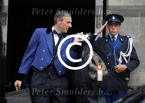 Amsterdam 2 juli 2015  
Prinses Baetrix vertrekt in haar verlengde Volvo bij het paleis. Tas van Prinses Beatrix