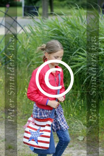 Amsterdam 18 juni 2015
Prinses Marilene en dochter Fee zijn bij het omdoen van de ringen van 3 net geboren ooievaars in het Vondelpark.