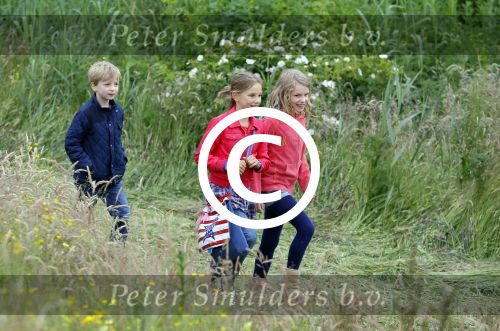Amsterdam 18 juni 2015
Prinses Marilene en dochter Fee zijn bij het omdoen van de ringen van 3 net geboren ooievaars in het Vondelpark.