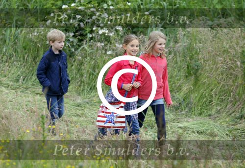 Amsterdam 18 juni 2015
Prinses Marilene en dochter Fee zijn bij het omdoen van de ringen van 3 net geboren ooievaars in het Vondelpark.