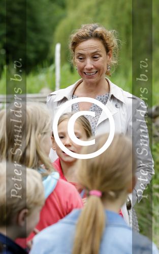 Amsterdam 18 juni 2015
Prinses Marilene en dochter Fee zijn bij het omdoen van de ringen van 3 net geboren ooievaars in het Vondelpark.