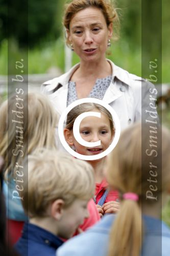 Amsterdam 18 juni 2015
Prinses Marilene en dochter Fee zijn bij het omdoen van de ringen van 3 net geboren ooievaars in het Vondelpark.