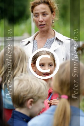 Amsterdam 18 juni 2015
Prinses Marilene en dochter Fee zijn bij het omdoen van de ringen van 3 net geboren ooievaars in het Vondelpark.