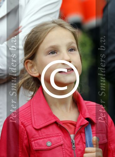 Amsterdam 18 juni 2015
Prinses Marilene en dochter Fee zijn bij het omdoen van de ringen van 3 net geboren ooievaars in het Vondelpark.