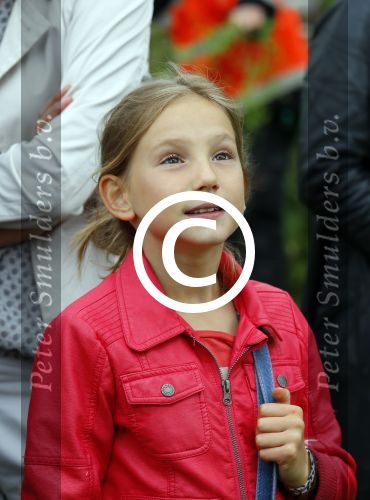 Amsterdam 18 juni 2015
Prinses Marilene en dochter Fee zijn bij het omdoen van de ringen van 3 net geboren ooievaars in het Vondelpark.