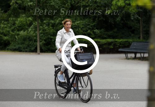Amsterdam 18 juni 2015
Prinses Marilene en dochter Fee zijn bij het omdoen van de ringen van 3 net geboren ooievaars in het Vondelpark.