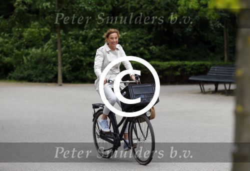 Amsterdam 18 juni 2015
Prinses Marilene en dochter Fee zijn bij het omdoen van de ringen van 3 net geboren ooievaars in het Vondelpark.
