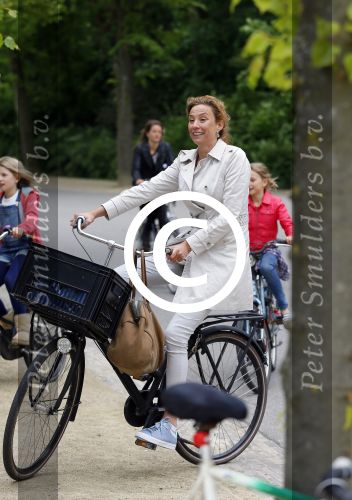 Amsterdam 18 juni 2015
Prinses Marilene en dochter Fee zijn bij het omdoen van de ringen van 3 net geboren ooievaars in het Vondelpark.