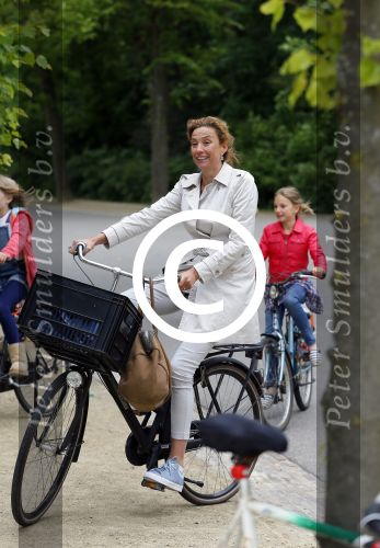 Amsterdam 18 juni 2015
Prinses Marilene en dochter Fee zijn bij het omdoen van de ringen van 3 net geboren ooievaars in het Vondelpark.